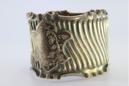 Argola de guardanapo em prata com faixas lisas, espiraladas e cartela para monograma.